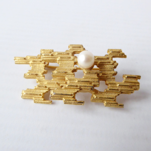Brutalist gold tone brooch, metal, faux pearl. 1960s mid century modernist retro