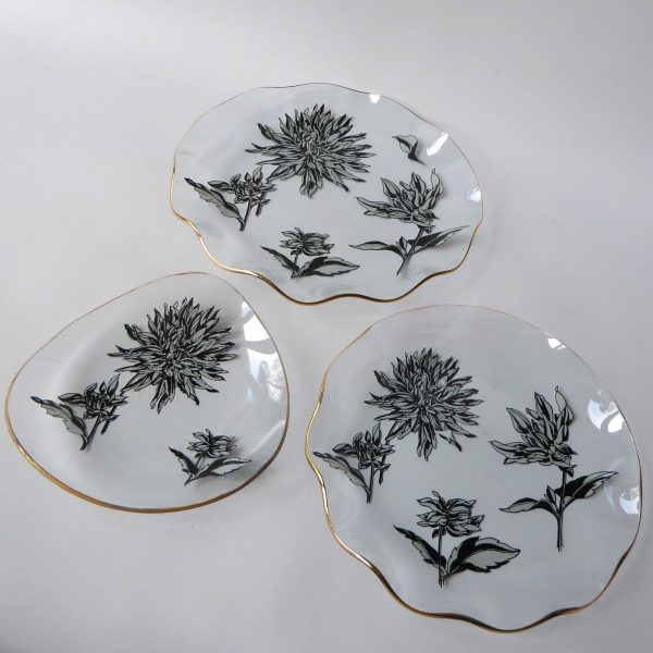 Chance Glass Silhouette Black & white floral set 3 plates. Vintage Flowers 1960s - Image 3