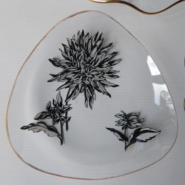 Chance Glass Silhouette Black & white floral set 3 plates. Vintage Flowers 1960s - Image 4