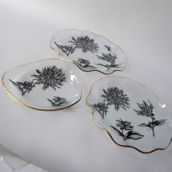 Chance Glass Silhouette Black & white floral set 3 plates. Vintage Flowers 1960s - Image 7