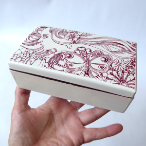 Elizabeth Arden Japanese jewellery/trinket box, burgundy & white lacquered