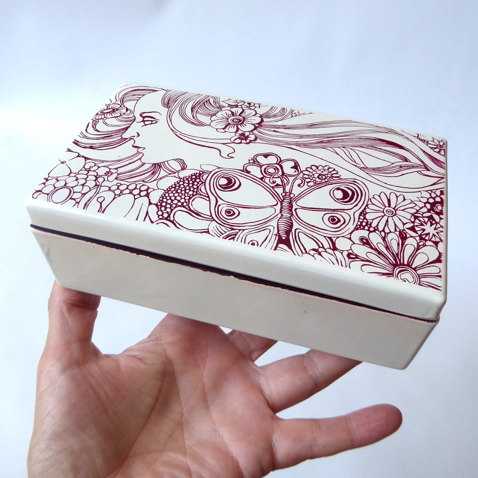 Elizabeth Arden Japanese jewellery/trinket box, burgundy & white lacquered