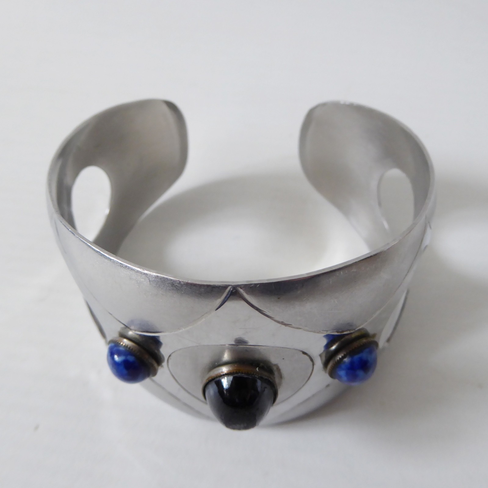 Moda Malta modernist retro stainless steel vintage cuff bracelet bangle & blue - Image 4