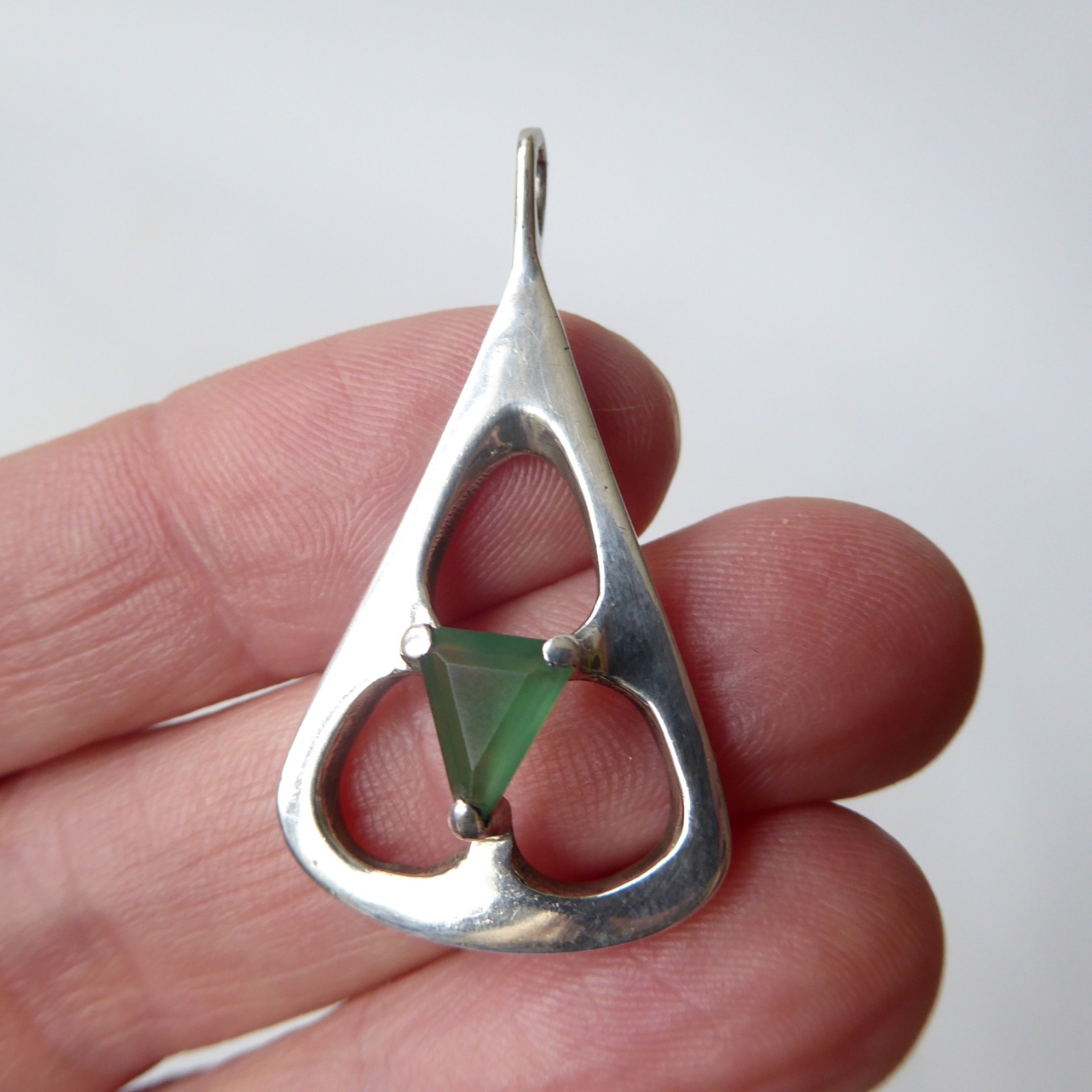 Modernist silver pendant necklace triangular & green gemstone. Prob sterling 925 - Image 11
