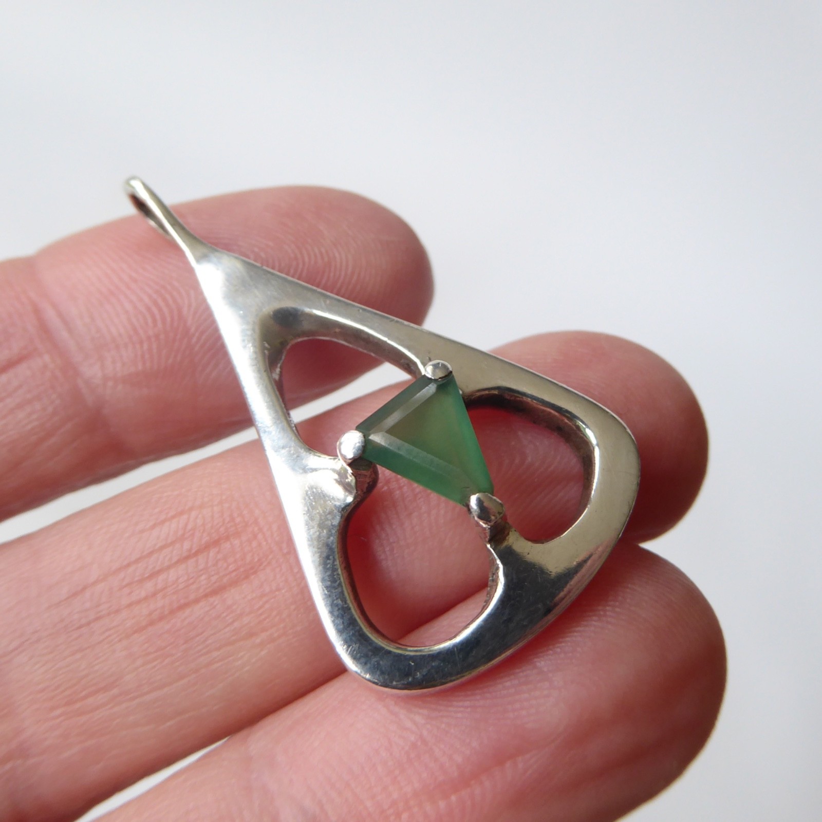 Modernist silver pendant necklace triangular & green gemstone. Prob sterling 925 - Image 12