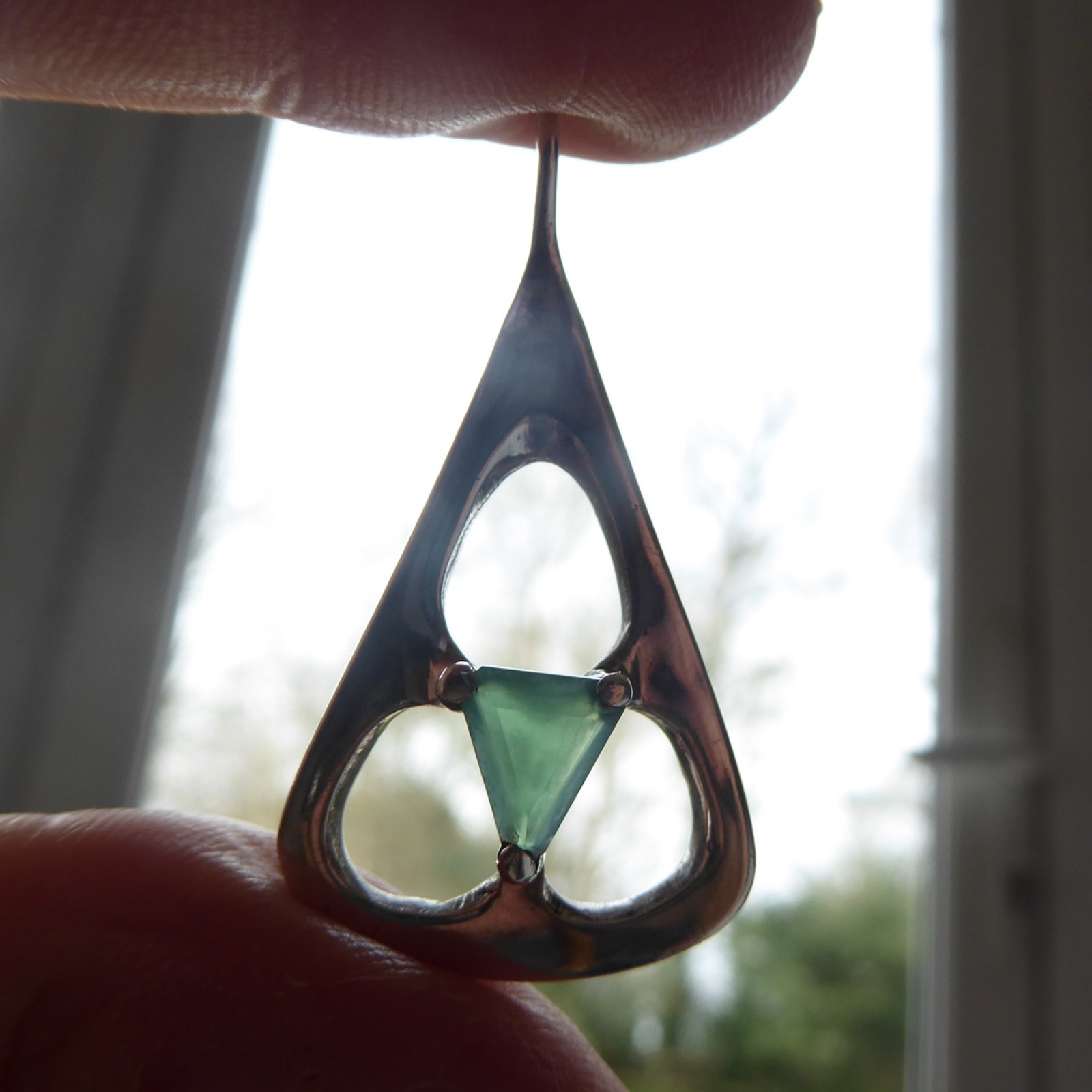 Modernist silver pendant necklace triangular & green gemstone. Prob sterling 925 - Image 13