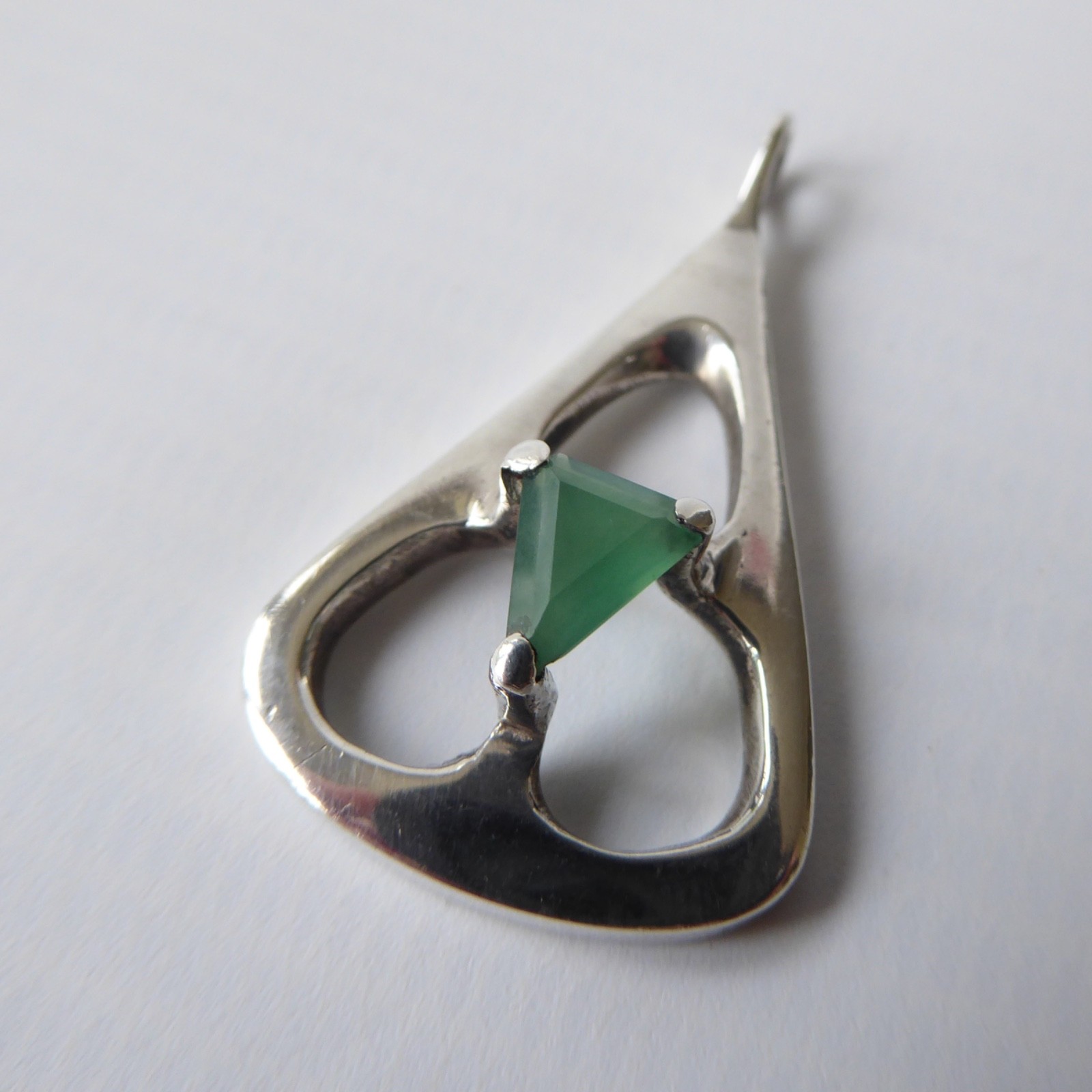 Modernist silver pendant necklace triangular & green gemstone. Prob sterling 925 - Image 5