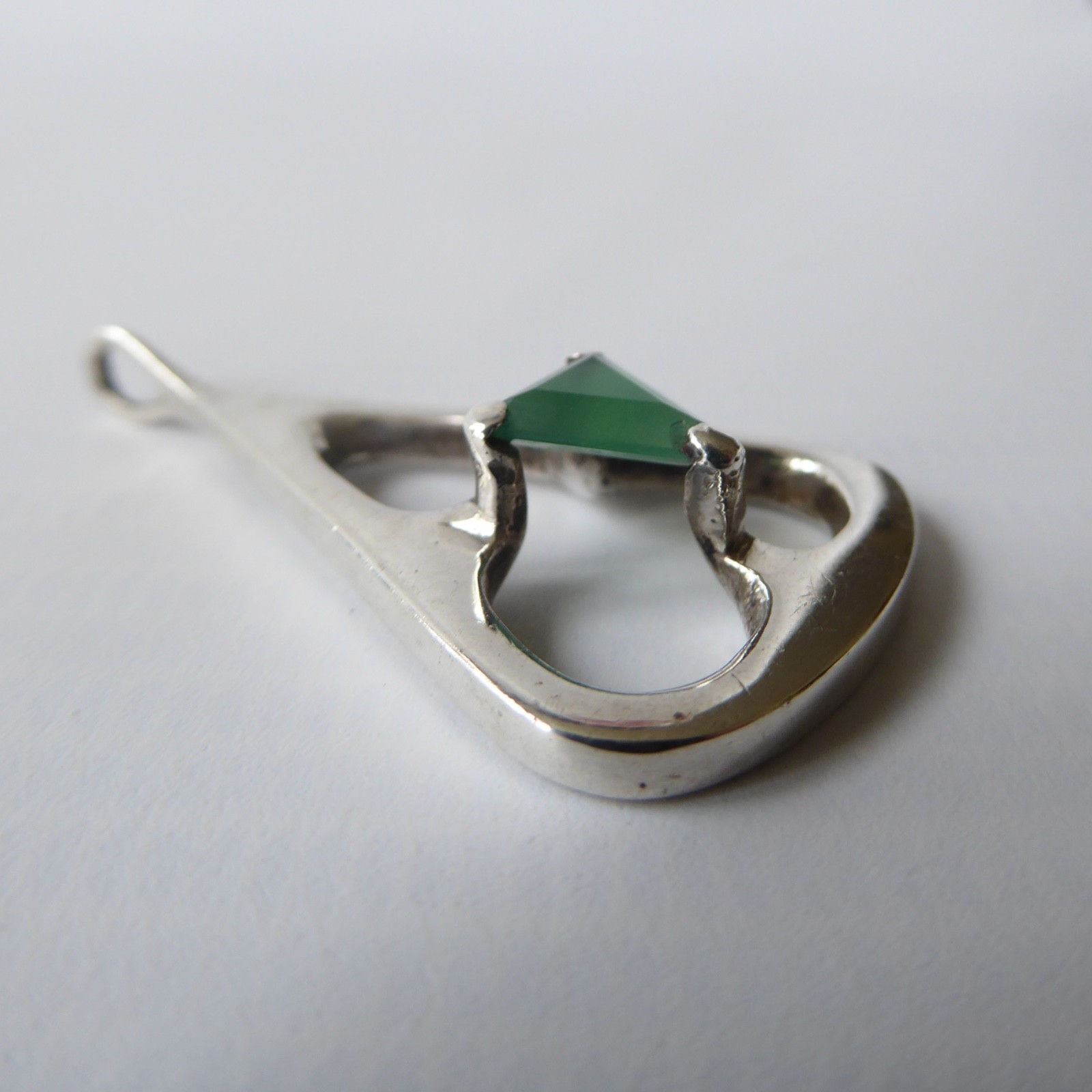 Modernist silver pendant necklace triangular & green gemstone. Prob sterling 925 - Image 6