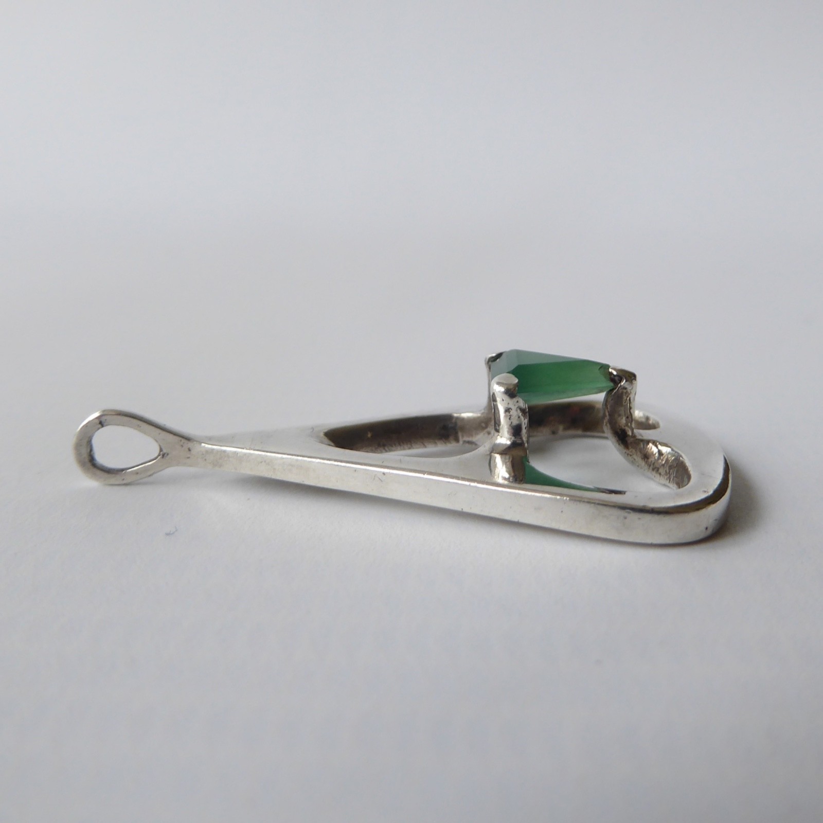 Modernist silver pendant necklace triangular & green gemstone. Prob sterling 925 - Image 7