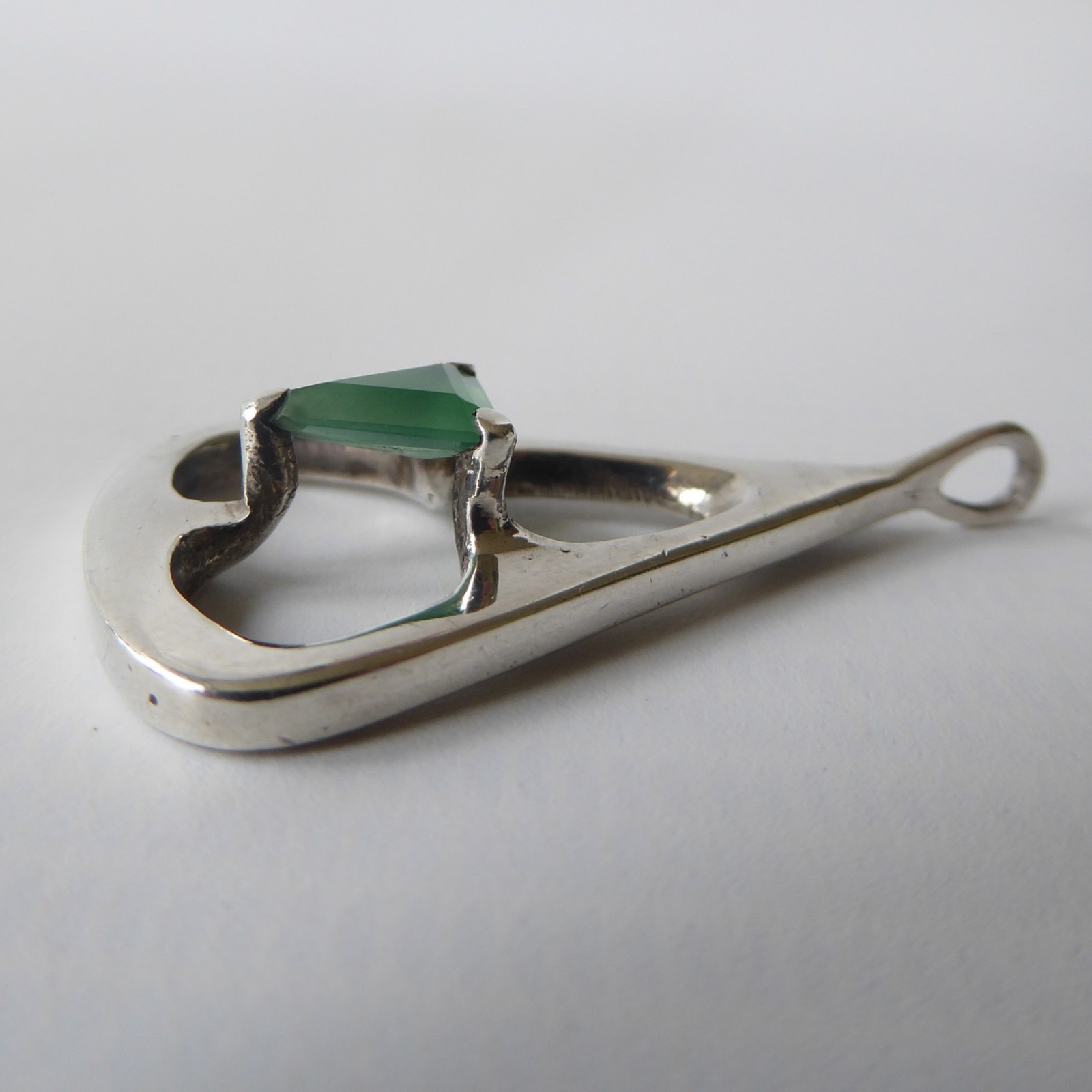 Modernist silver pendant necklace triangular & green gemstone. Prob sterling 925 - Image 8