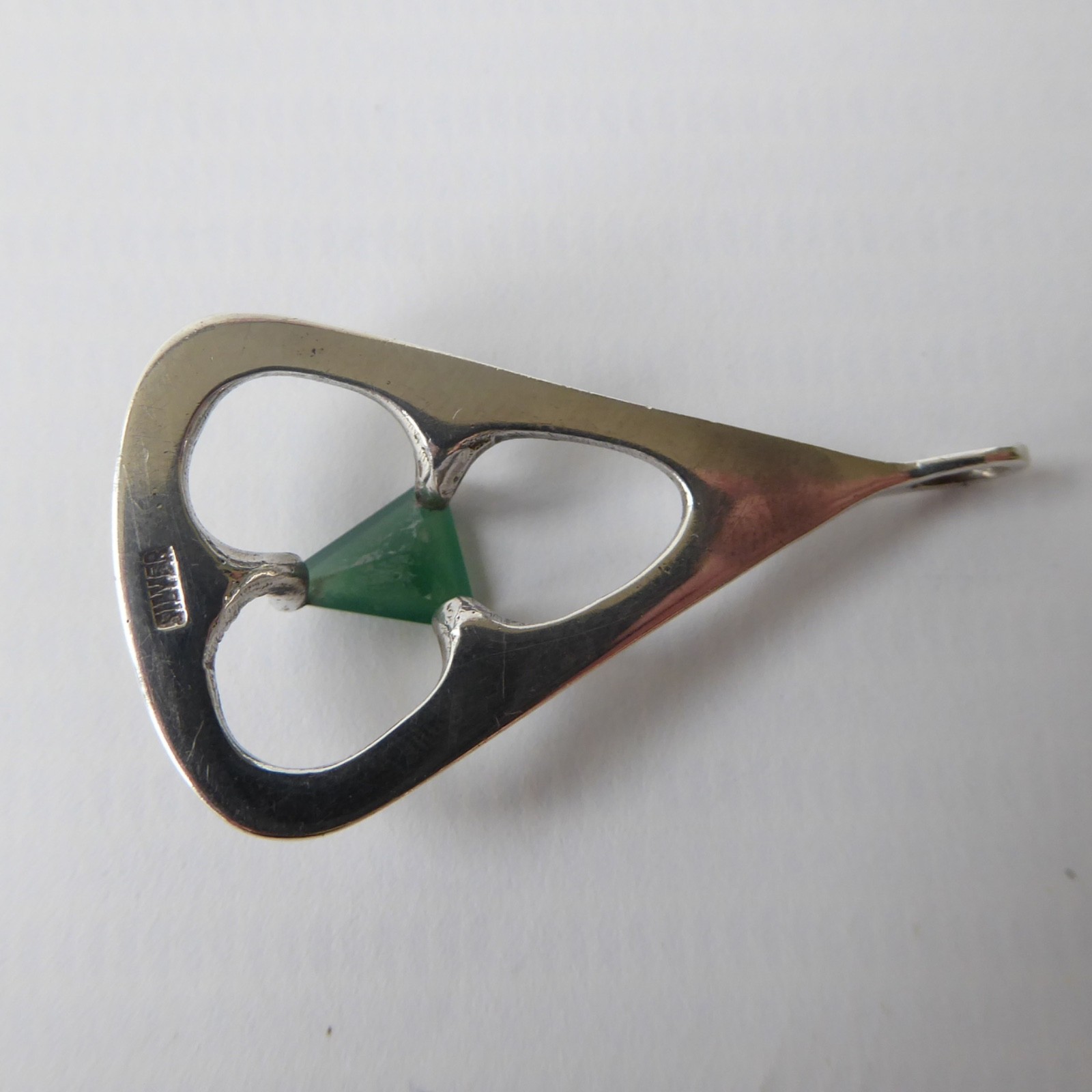 Modernist silver pendant necklace triangular & green gemstone. Prob sterling 925 - Image 9