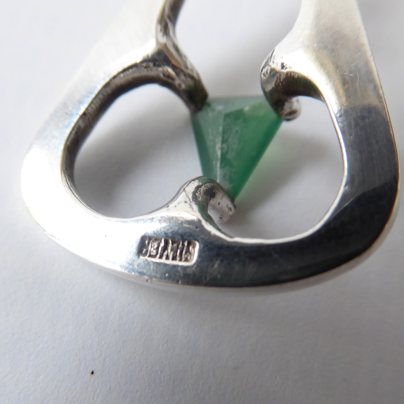 Modernist silver pendant necklace triangular & green gemstone. Prob sterling 925 - Image 10