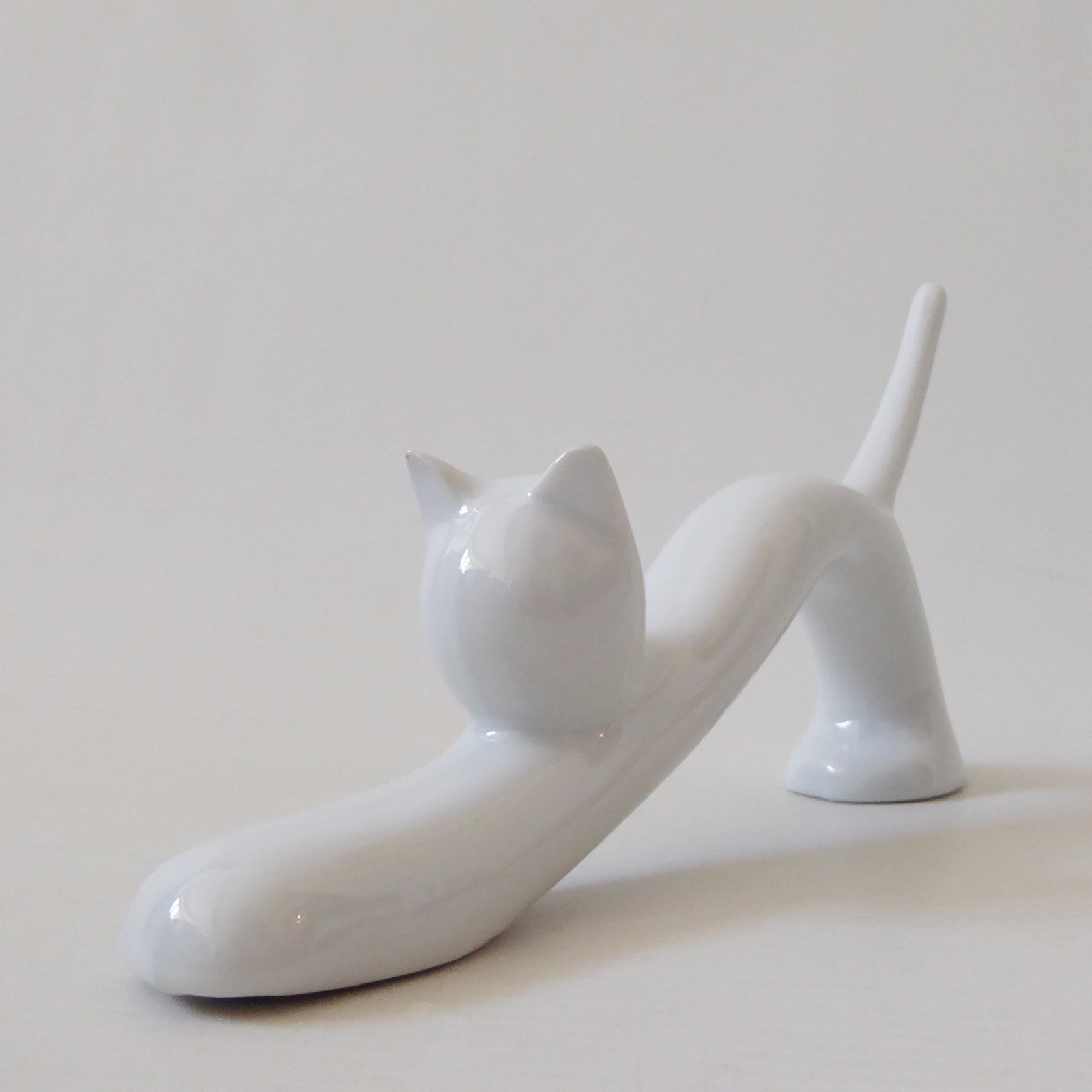 Naamen Israel white porcelain stretching cat figurine Modernist simplified 1970s - Image 3