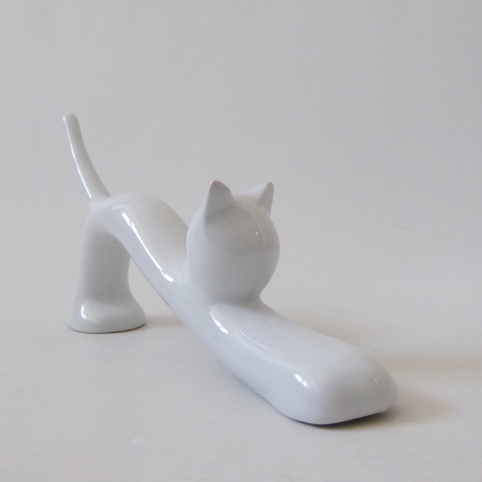 Naamen Israel white porcelain stretching cat figurine Modernist simplified 1970s - Image 4