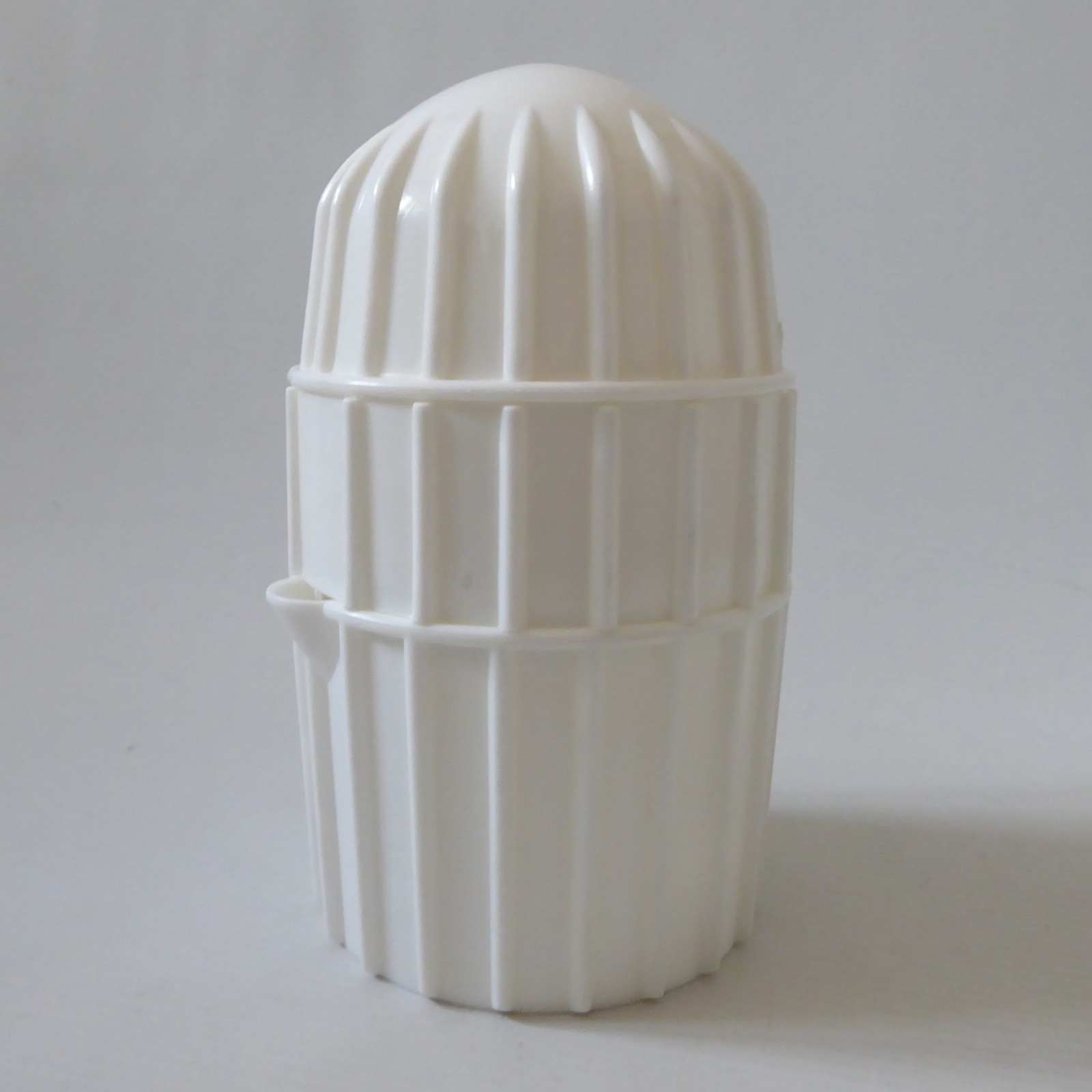 Vintage 1970s Italian white plastic citrus squeezer & jug. Orange lemon retro - Image 3