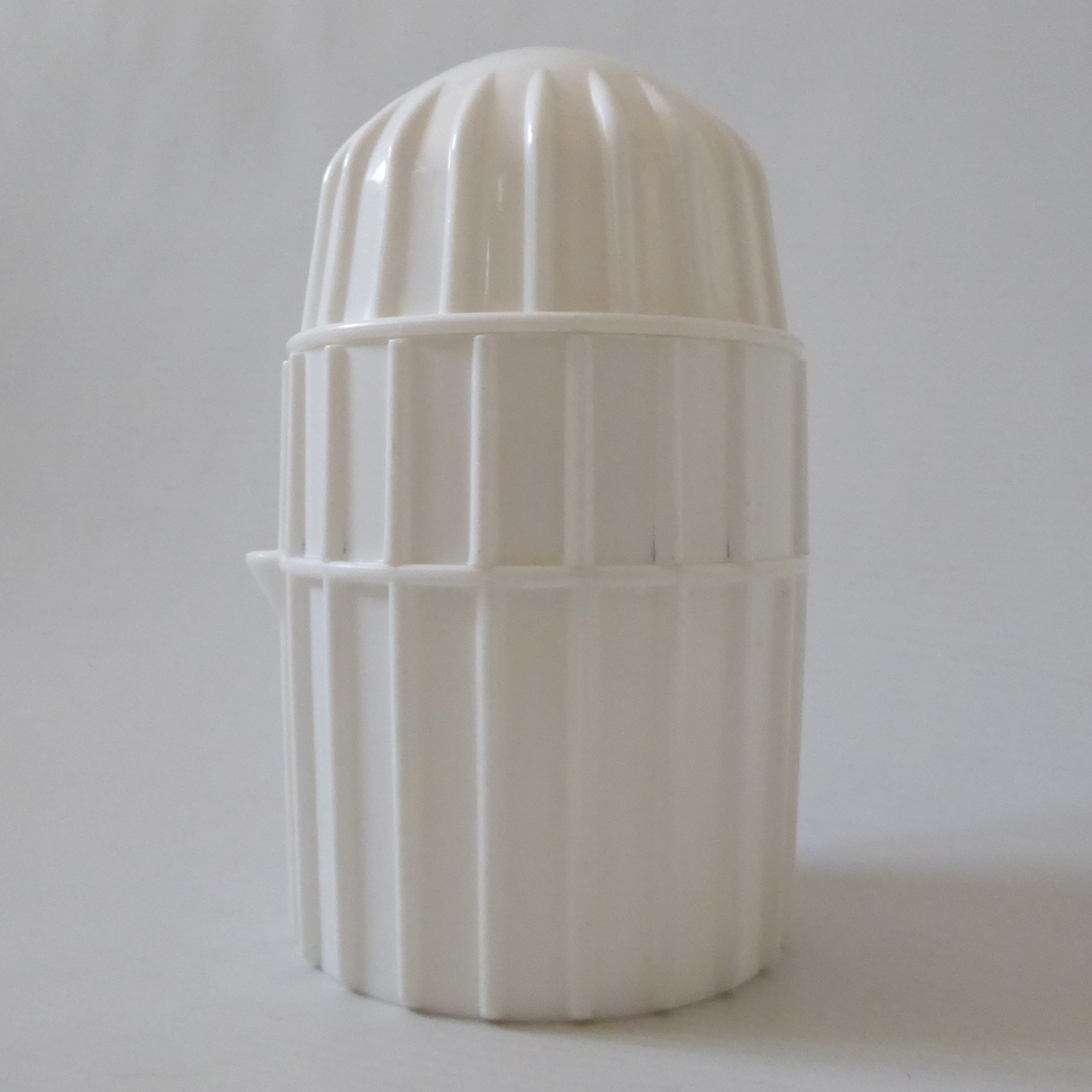 Vintage 1970s Italian white plastic citrus squeezer & jug. Orange lemon retro - Image 4