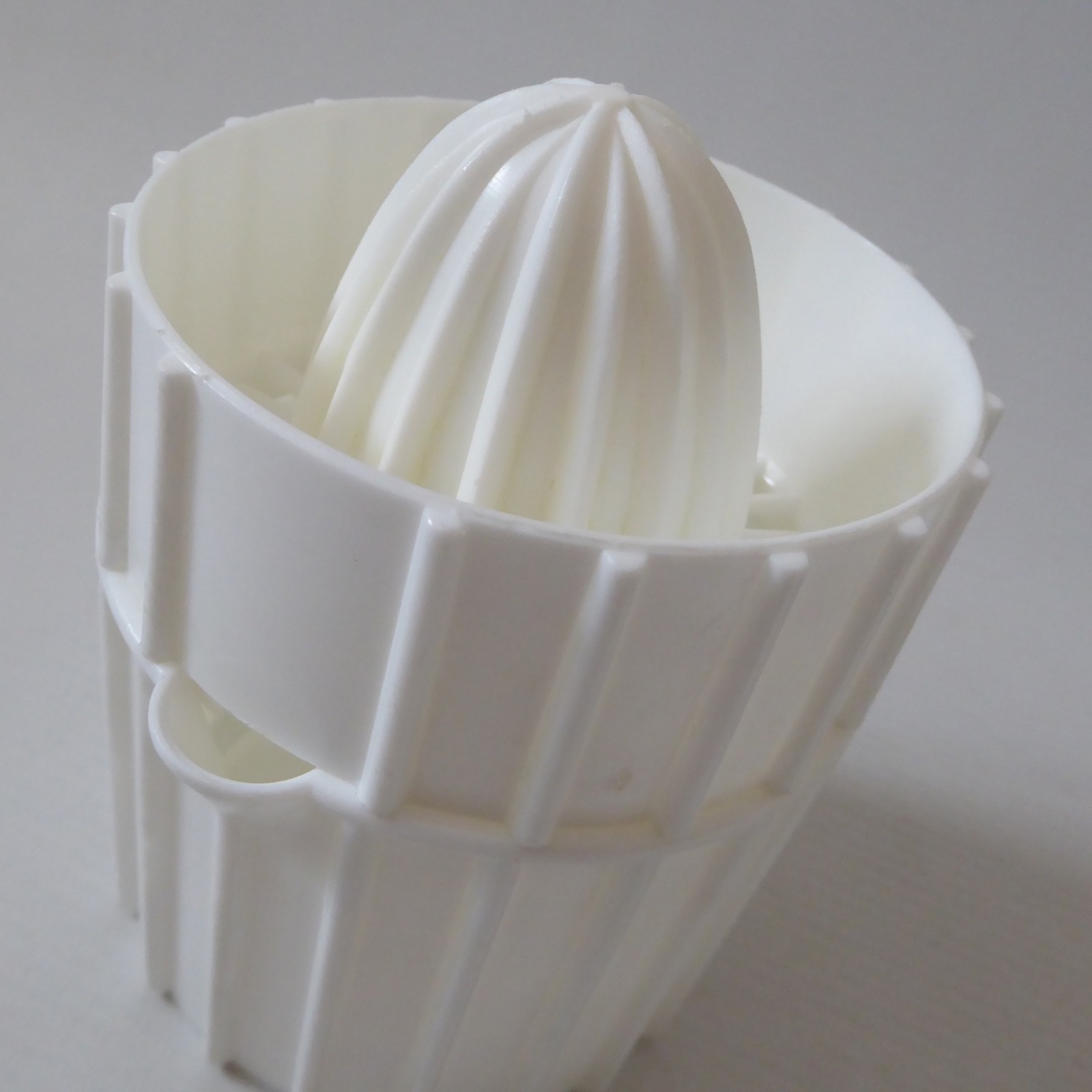Vintage 1970s Italian white plastic citrus squeezer & jug. Orange lemon retro - Image 7
