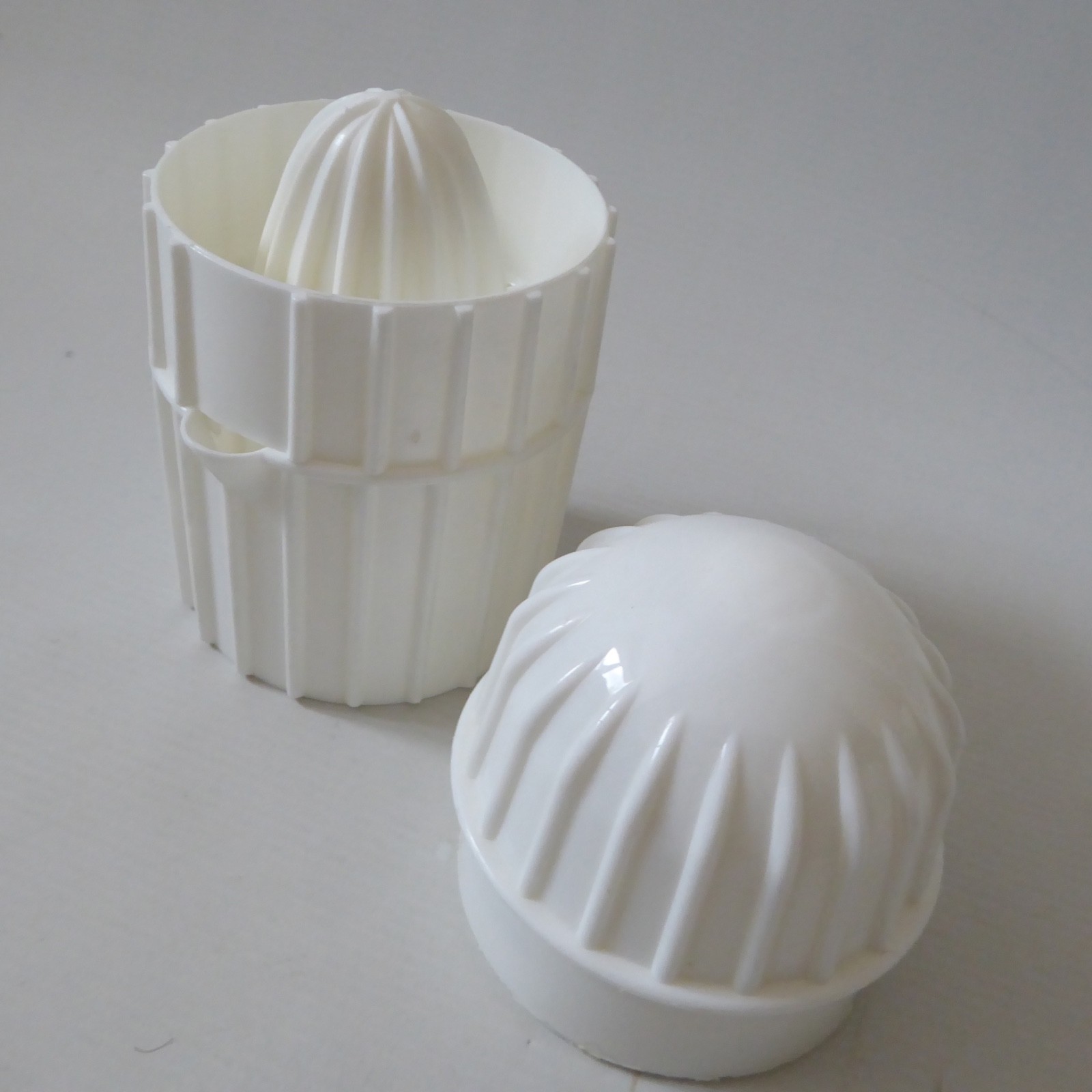 Vintage 1970s Italian white plastic citrus squeezer & jug. Orange lemon retro - Image 8