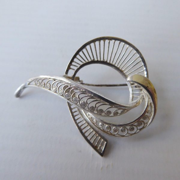 Vintage filigree sterling silver vintage brooch, stamped 925, curved openwork - Image 3