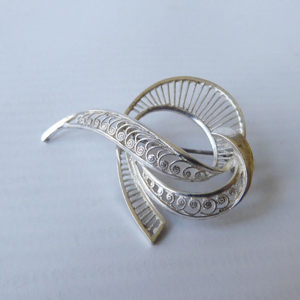 Vintage filigree sterling silver vintage brooch, stamped 925, curved openwork - Image 4