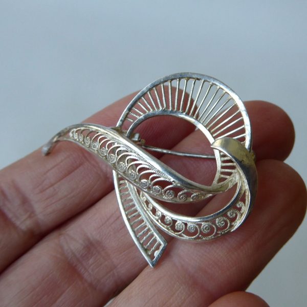 Vintage filigree sterling silver vintage brooch, stamped 925, curved openwork - Image 5