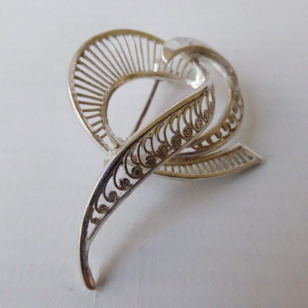 Vintage filigree sterling silver vintage brooch, stamped 925, curved openwork - Image 6