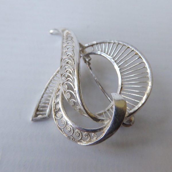 Vintage filigree sterling silver vintage brooch, stamped 925, curved openwork - Image 7