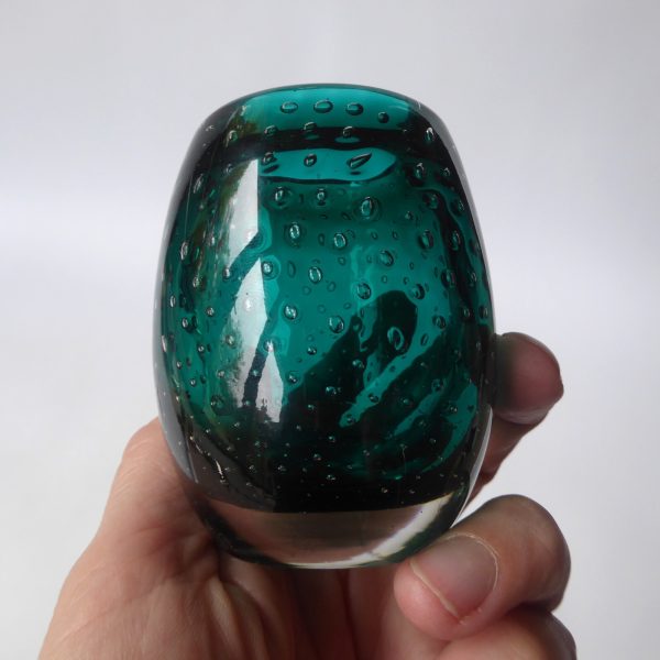 Whitefriars 1960s 9506 vintage art glass small ovoid vase, bubbles, cased green - Image 3