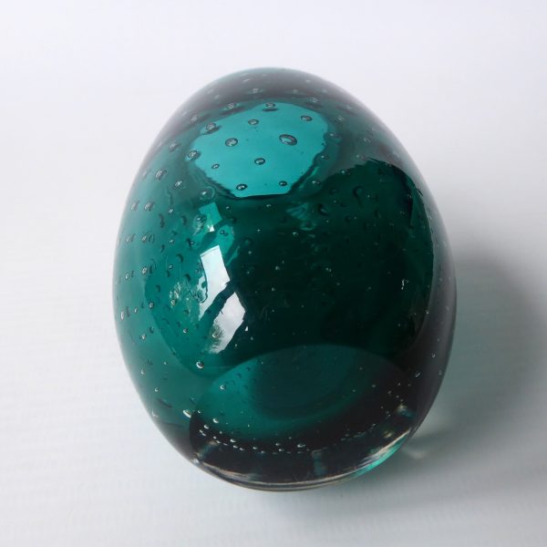 Whitefriars 1960s 9506 vintage art glass small ovoid vase, bubbles, cased green - Image 8