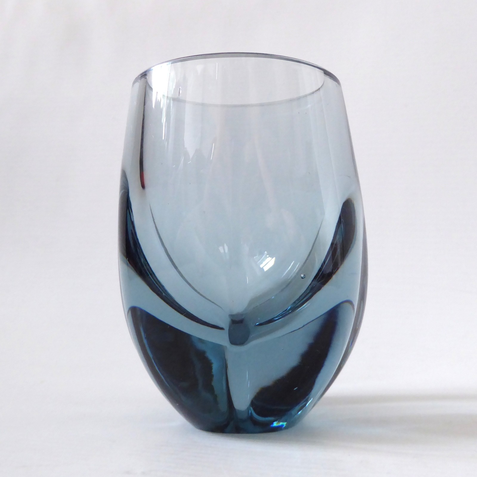 Whitefriars 9392 Arctic Blue 4" lobed vintage art glass vase pot, 1960s vintage - Image 3