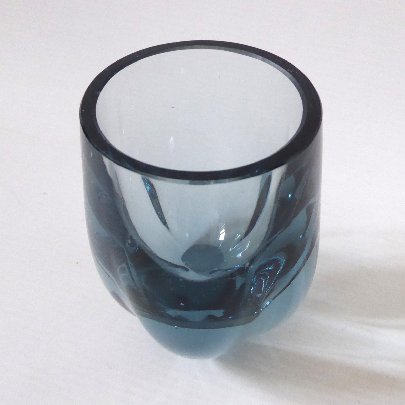 Whitefriars 9392 Arctic Blue 4" lobed vintage art glass vase pot, 1960s vintage - Image 4