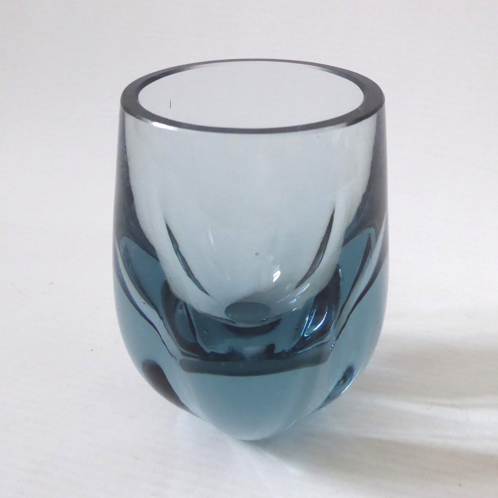 Whitefriars 9392 Arctic Blue 4" lobed vintage art glass vase pot, 1960s vintage - Image 6